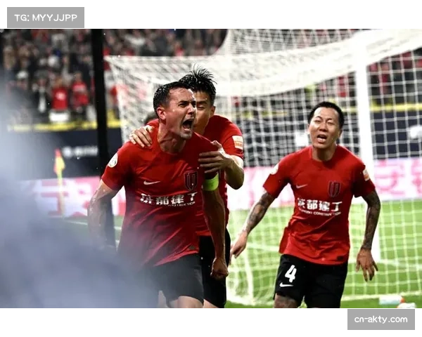 凤凰山专业足球场开放日，万名蓉城球迷参与“第二现场”观赛活动